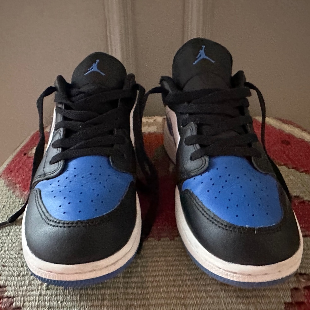 Nike Kids Black and Blue Low-Top Sneakers